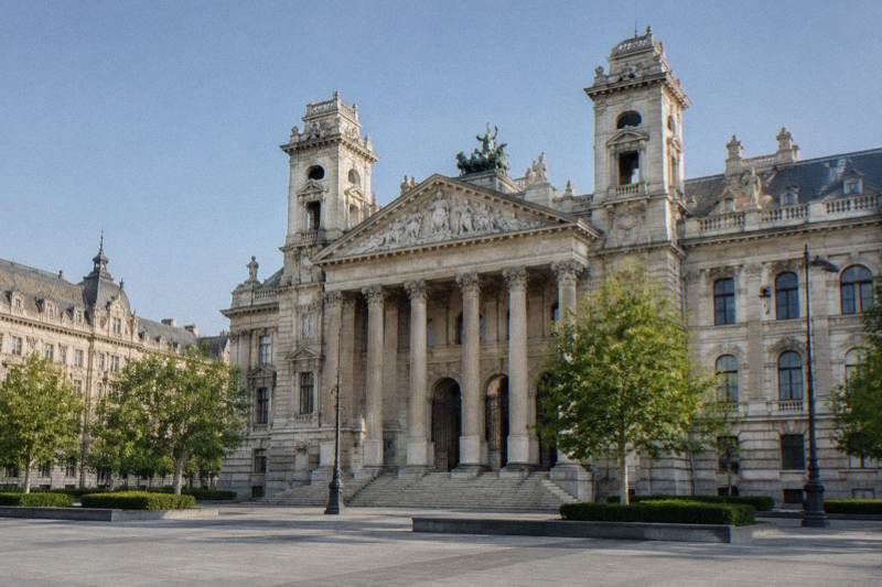 Politics after and during Orban - walk'n'talk in Pest city center FREE TOUR